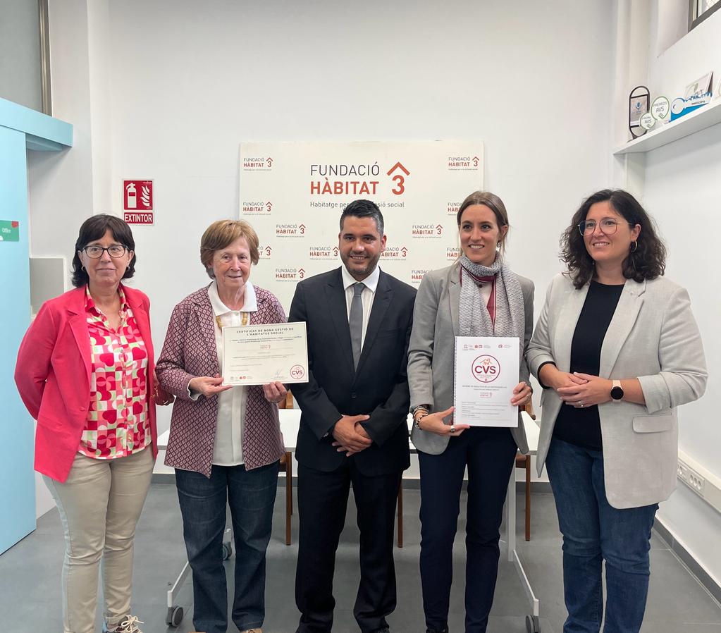 The Chair awards the second Certificate of Good Social Housing Management to Hàbitat 3