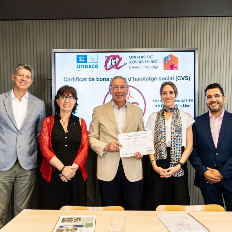 The Chair awards the Certificate of Good Social Housing Management to the Nou Lloc Foundation